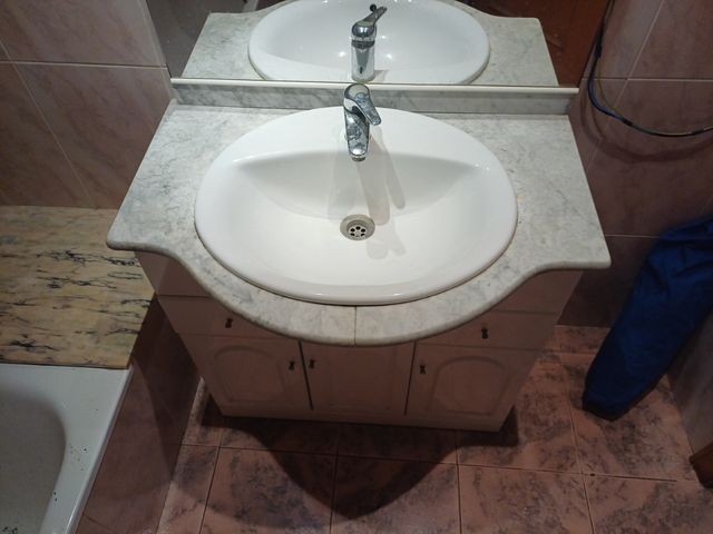 Mueble de lavabo de baño y espejo baño
