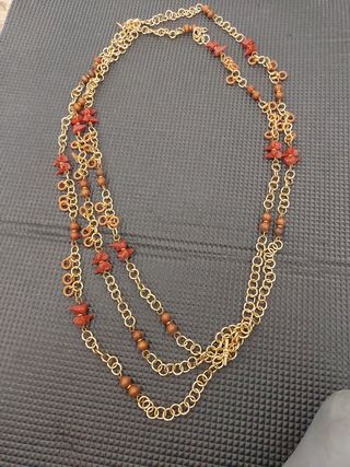 Collar dorado con cuentas rojas y de madera