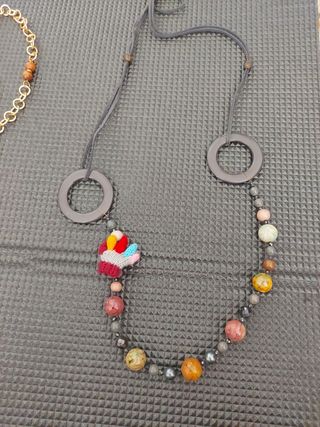 Collar dorado con cuentas rojas y de madera