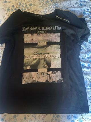 Maglia nera REBELLIOUS LONDON molto originale