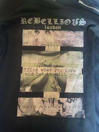 Maglia nera REBELLIOUS LONDON molto originale
