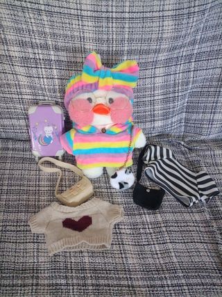 Patito de peluche con accesorios