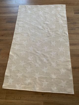 Alfombra con estrellas beige y blanca