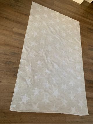 Alfombra con estrellas beige y blanca