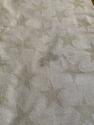 Alfombra con estrellas beige y blanca