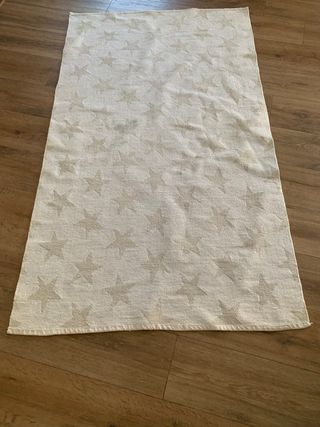Alfombra con estrellas beige y blanca