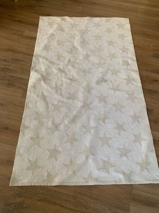 Alfombra con estrellas beige y blanca