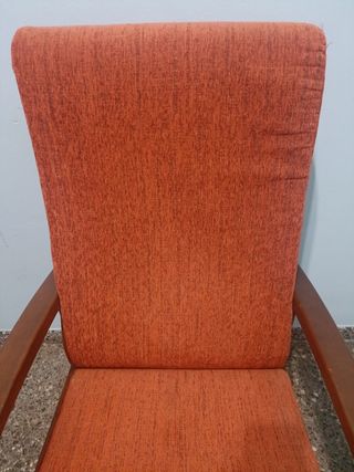 Sillón naranja de madera