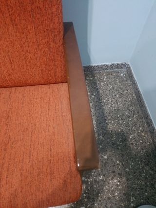 Sillón naranja de madera