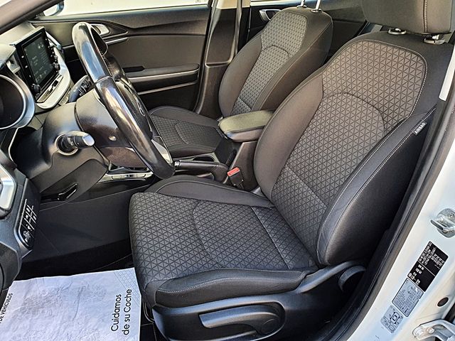 KIA XCeed, CARPLAY, navegador, LED, 6 velocidades