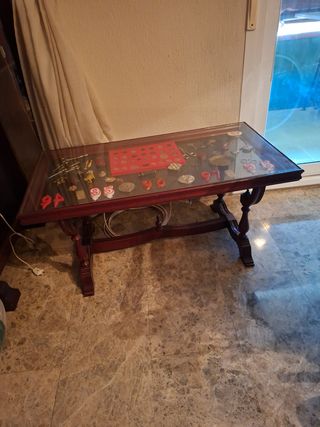 Mesa de centro con vitrina