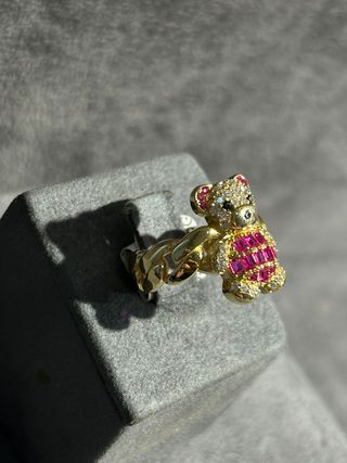 Anillo Oso Dorado con Piedras Rosas