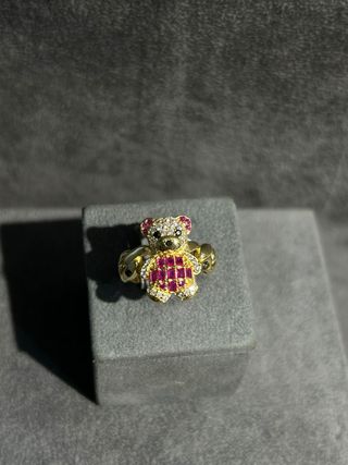 Anillo Oso Dorado con Piedras Rosas