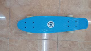 Skate azul con ruedas
