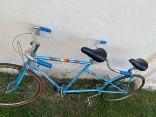Bicicleta tándem azul
