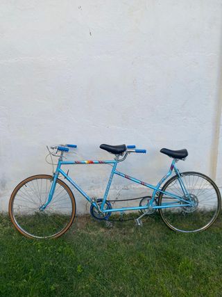 Bicicleta tándem azul