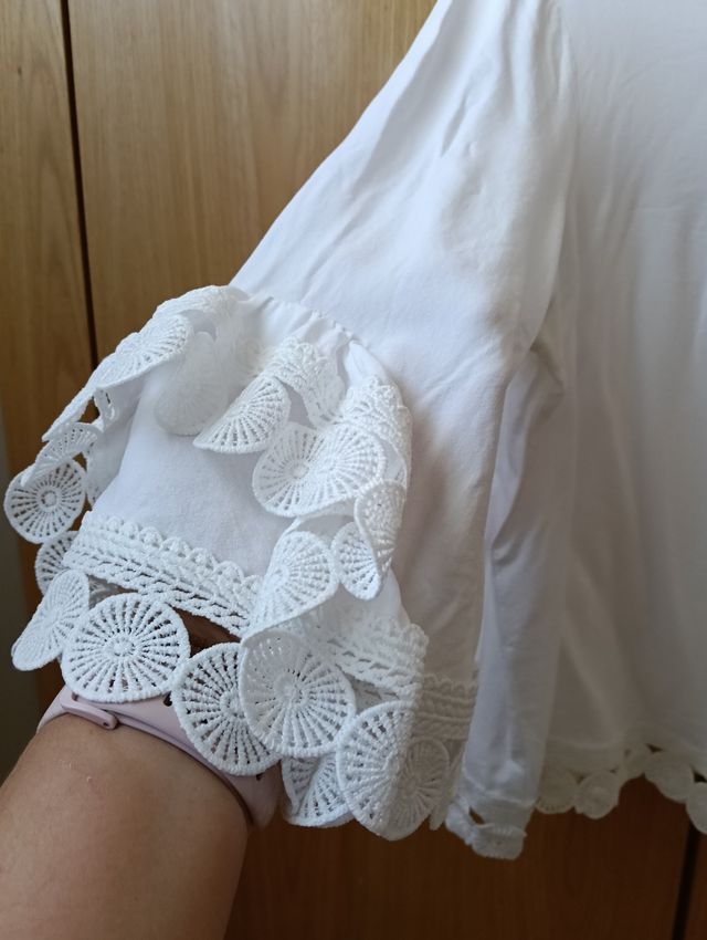 Blusa blanca con encaje