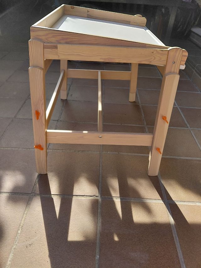 Mesa infantil de madera y acrílico