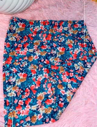 Falda floral/ de rayas/ negra 