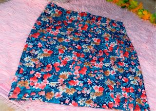 Falda floral/ de rayas/ negra 
