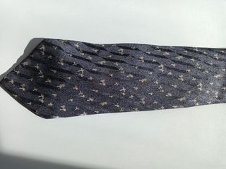 Elegante corbata de seda natural