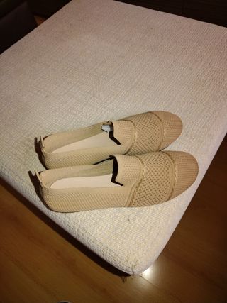 Zapatos planos de punto beige