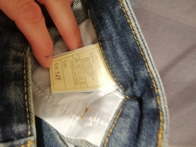 Pantaloni in denim da bambino indossati