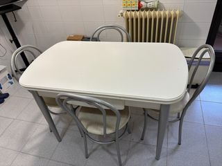 Mesa de cocina con 4 sillas