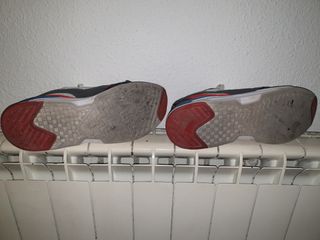 Zapatillas Puma grises, rojas y azules