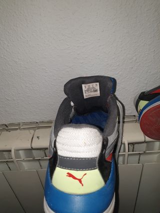 Zapatillas Puma grises, rojas y azules