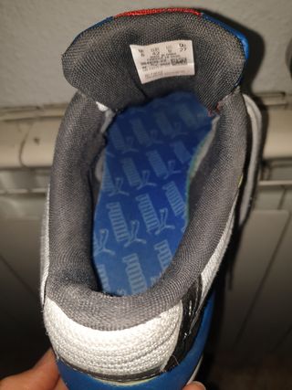 Zapatillas Puma grises, rojas y azules