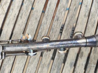 Clarinete metálico plateado