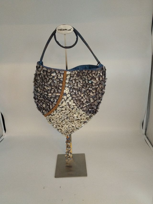 Bolso de mano con adornos