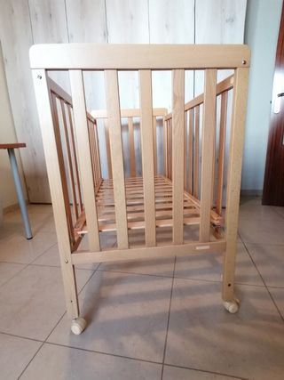Cuna de madera para bebé. 