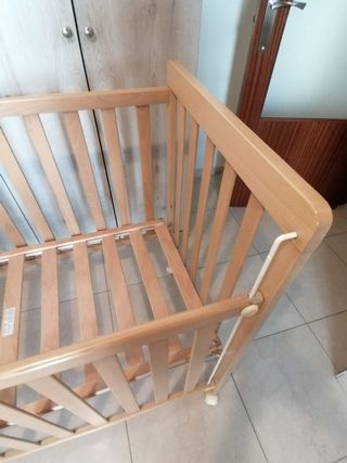 Cuna de madera para bebé. 
