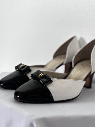 Zapatos de tacón blancos y negros