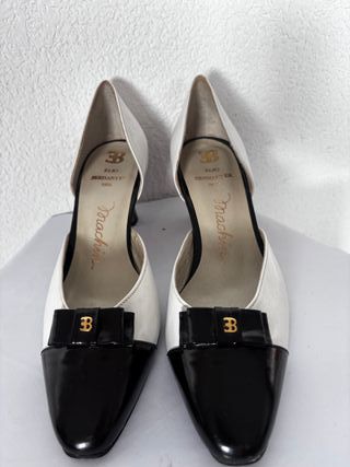 Zapatos de tacón blancos y negros