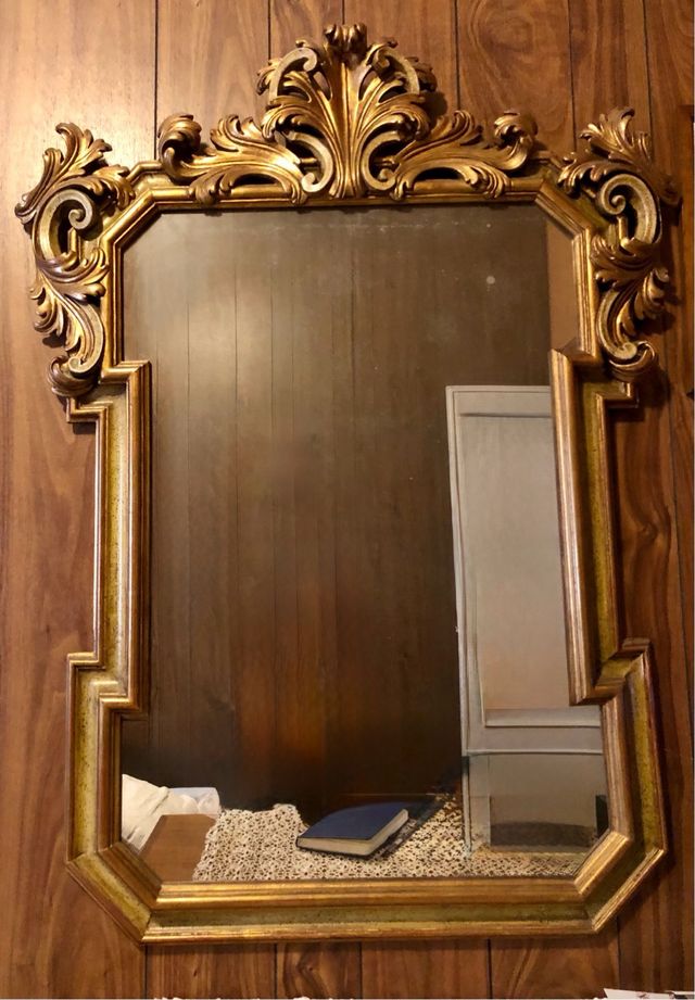 Specchiera dorata in legno con decorazioni