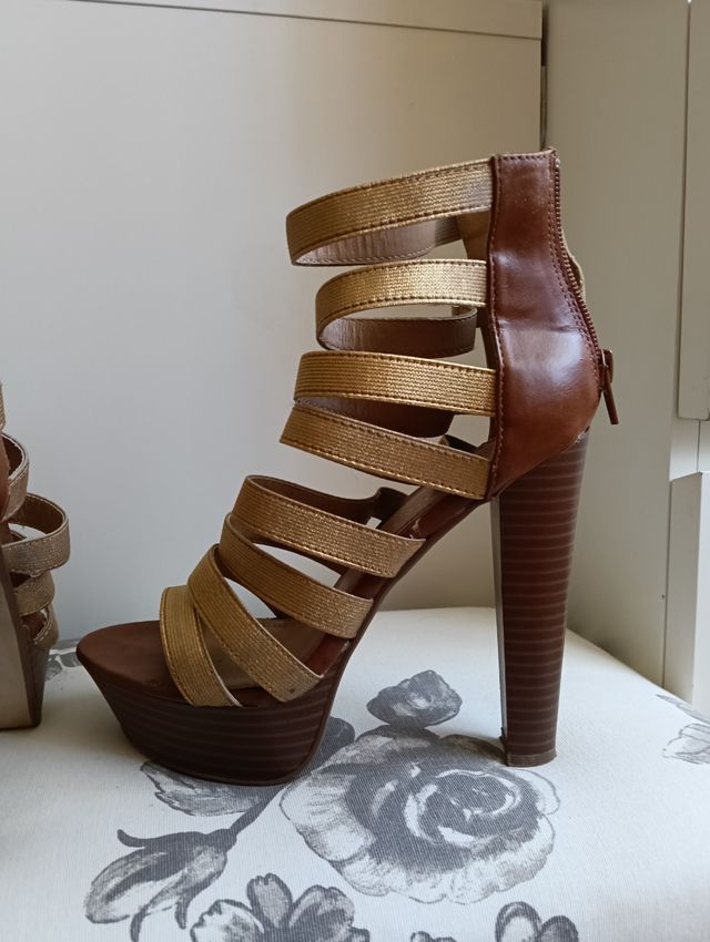 Sandalias de tacón dorado y marrón