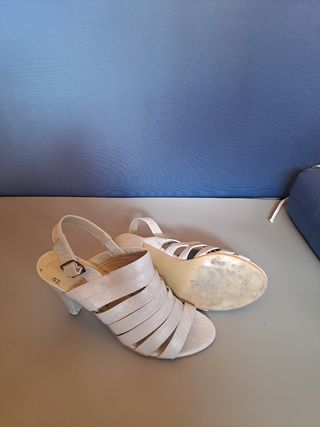 Sandalias blancas cómodas y versátiles