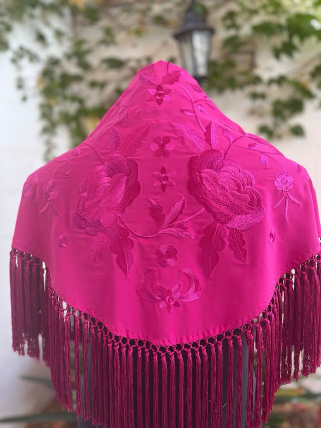 Mantoncillo bordado rosa y morado