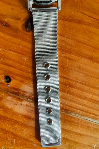 Reloj plateado con esfera blanca