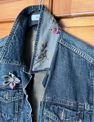 Cazadora vaquera customizada floral