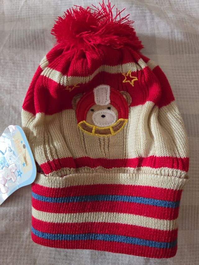 Gorro de bebé con pompón y osito