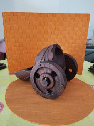 5 Antigüedades de madera decorativa.