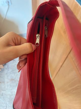 Bolso Rojo Estilo Y2K con Ribete Negro