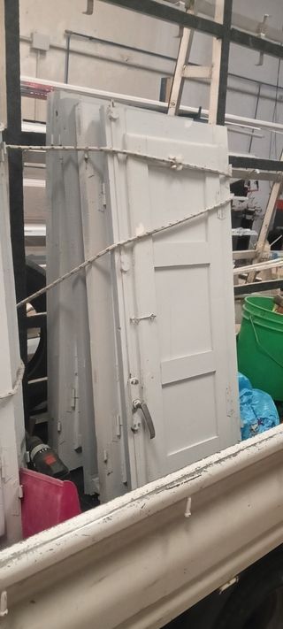 Hojas de ventana de madera con contraventana