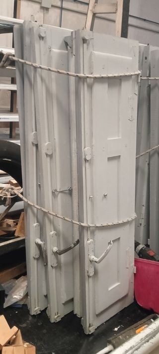 Hojas de ventana de madera con contraventana