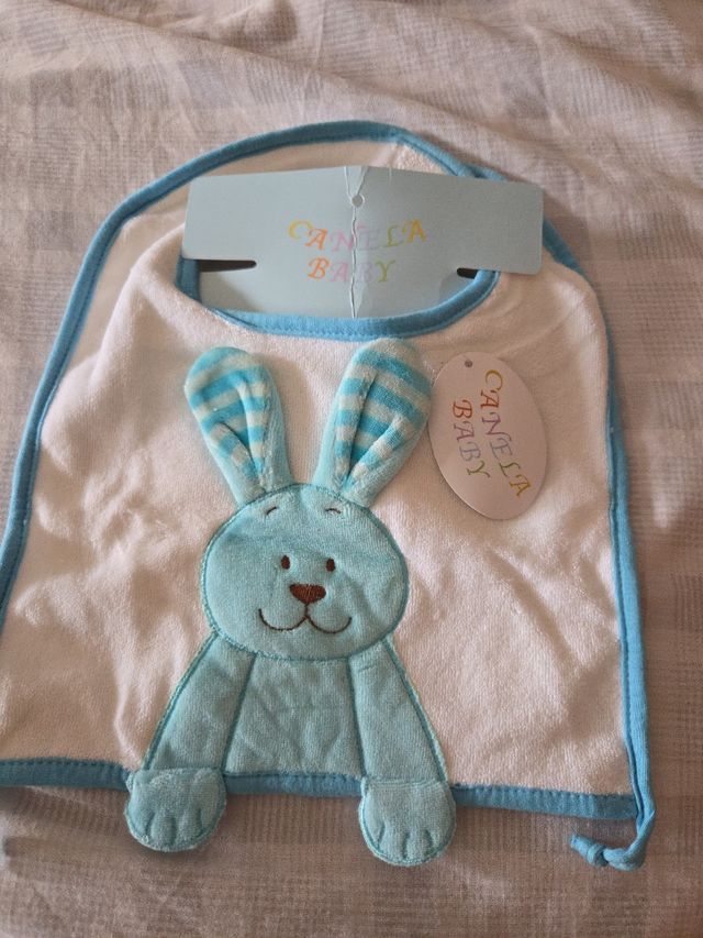 Babero de bebé con diseño de conejo