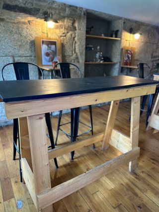 Mesa de madera y pizarra